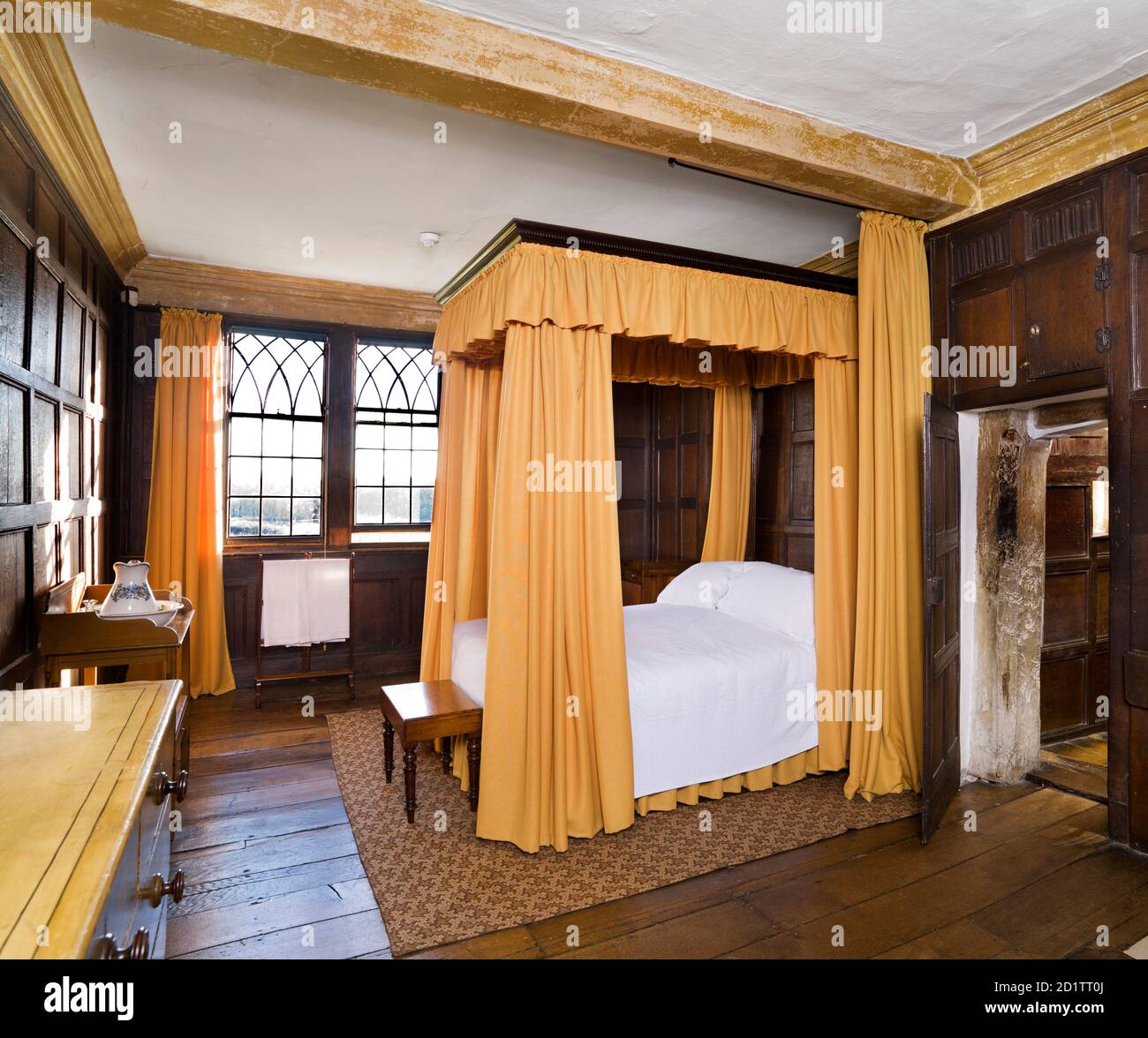 BOSCOBEL HOUSE, Staffordshire. Innenansicht. Allgemeiner Blick auf das Squires Zimmer, zeigt das Himmelbett. Stockfoto