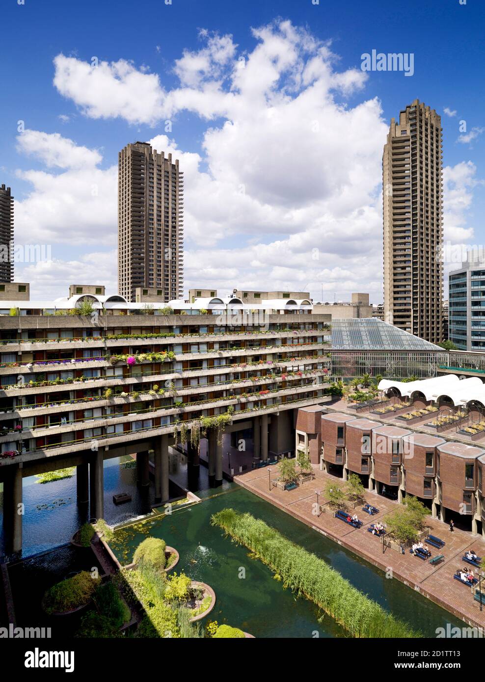 BARBICAN CENTRE in London. Blick auf den Brutalismus der Barbican und Wohnungen, die das Zentrum umgeben. Stockfoto