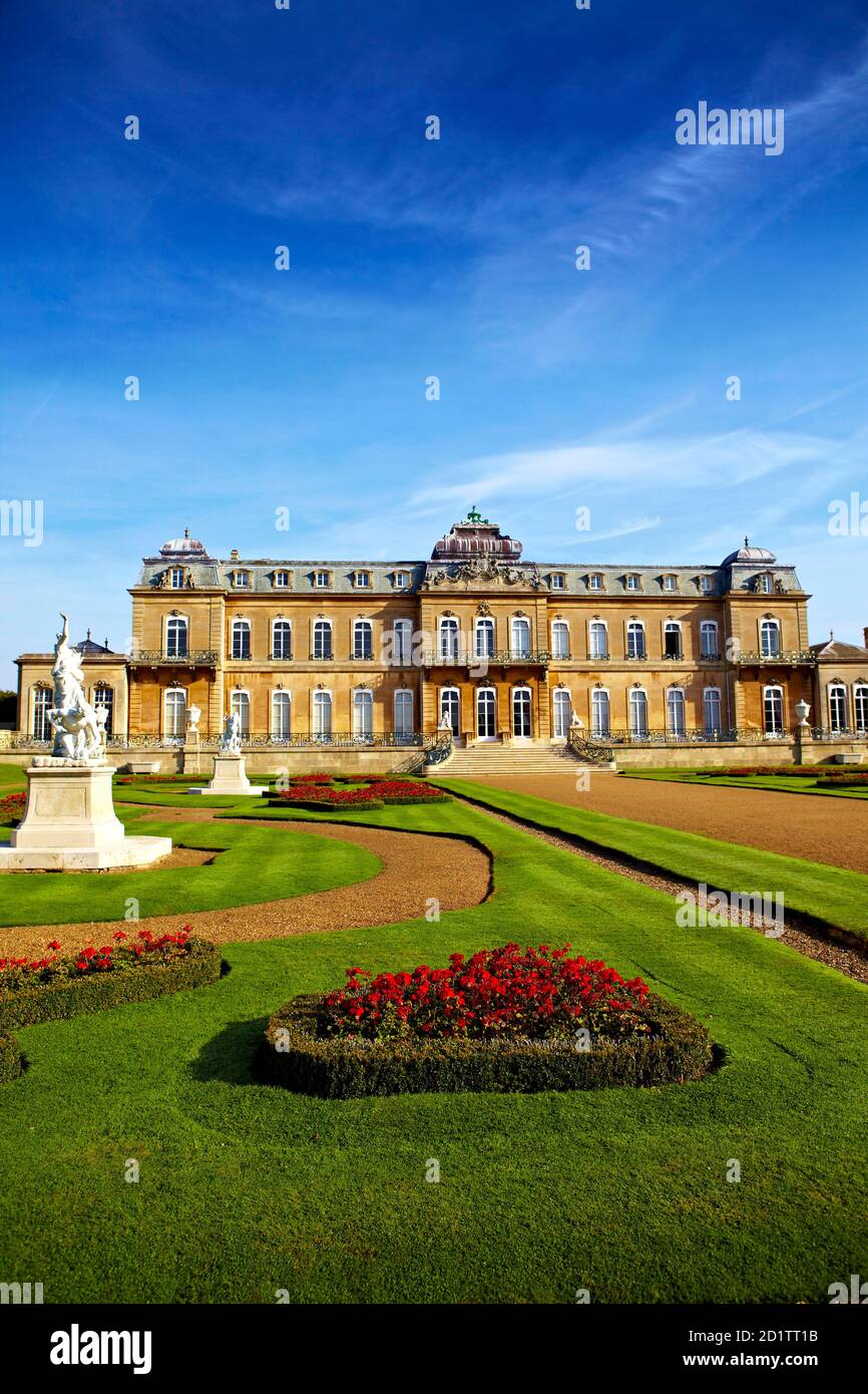 WREST PARK HAUS UND GÄRTEN, Silsoe, Bedfordshire. Gesamtansicht der Südfront und des Parterre-Gartens mit Statuen und Blumenbeeten. Stockfoto