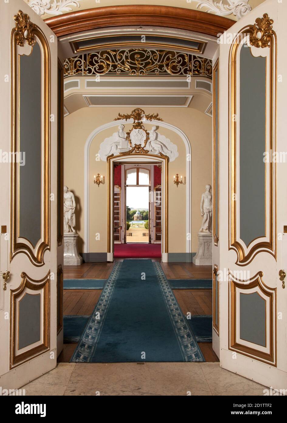 WREST PARK HAUS UND GÄRTEN, BEDFORDSHIRE. Innenansicht durch die offenen Eingangstüren, Blick aus dem Haus in Richtung Pavillon. Stockfoto