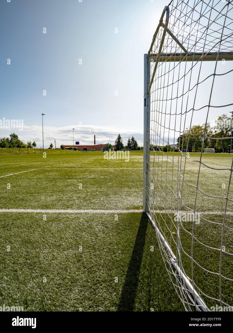 Fußballplatz im hellen Licht des Sommertages. Vorbereiteter Spielplatz für finnal match Stockfoto