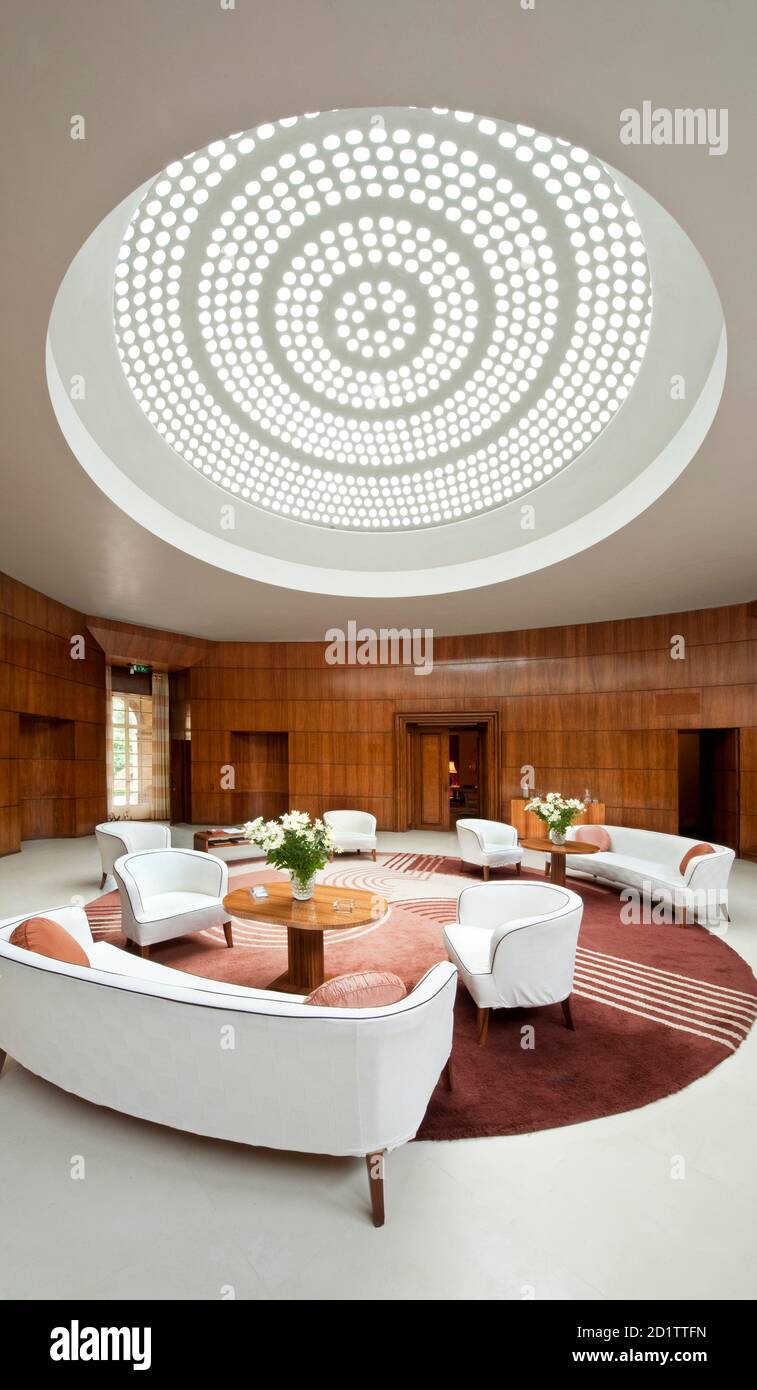 ELTHAM PALACE, London. Innenansicht. Die Eingangshalle mit Engstromer Möbeln und Dorn Teppich. Stockfoto