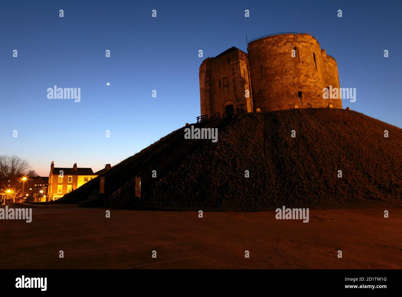 CLIFFORD'S TOWER, York, North Yorkshire. Flutlicht Blick mit Mond am Himmel. Stockfoto