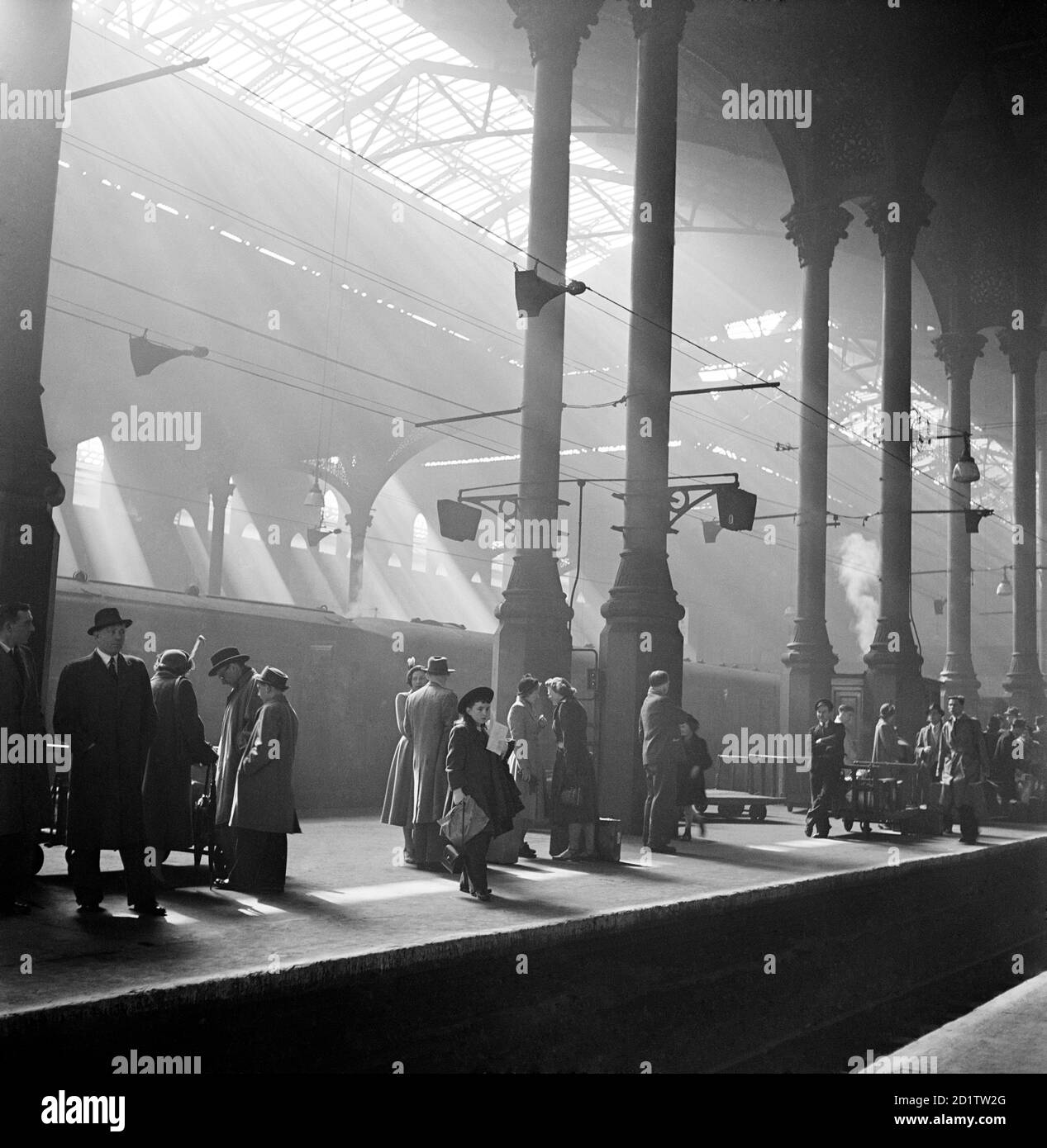 LIVERPOOL STREET STATION, LONDON. Innenansicht. Passagiere, die auf einen Zug auf einem Bahnsteig am Bahnhof Liverpool Street warten. Fotografiert von John Gay. Datumsbereich: 1947-1948. Stockfoto