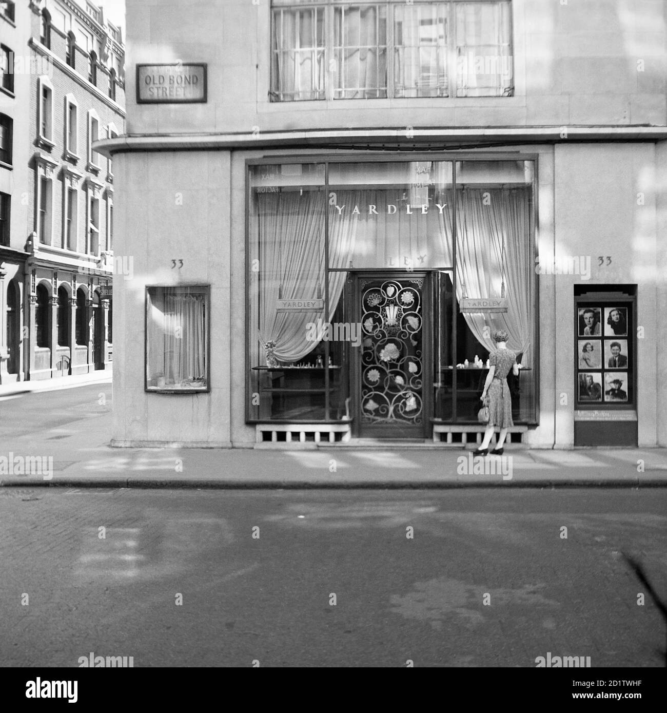 YARDLEY, 33 Old Bond Street, Westminster, London. Eine elegant gekleidete junge Frau schaut in die Ladenfront von Yardley, der Kosmetikmarke. Yardley von London wurde 1770 gegründet und zog 1910 in die Bond Street. Fotografiert 1948 von M Lynn Jenkins. Stockfoto