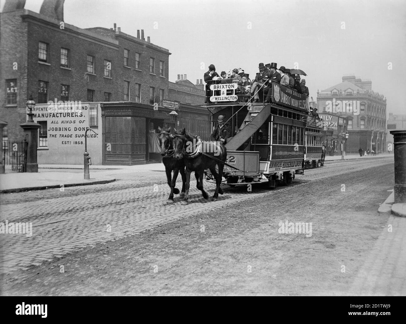 Brixton Road, Brixton, London. Eine Doppelstockbahn auf der Strecke zwischen Brixton und 'Lord Wellington' (wahrscheinlich ein gleichnamige Bürgerhaus). Fotografiert irgendwann um 1900. Stockfoto