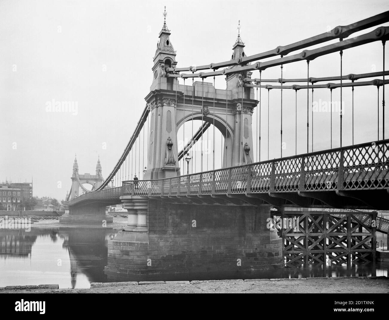 HAMMERSMITH BRIDGE, Barnes, Greater London. Diese dekorative Hängebrücke ist hier vom Ufer aus zu sehen. Es wurde 1887 von Sir Joseph Bazalgette, dem angesehenen Bauingenieur, der auch für das Londoner Abwassersystem sowie eine Reihe anderer Brücken verantwortlich war, erbaut. Fotografiert von Henry Taunt im Jahr 1895. Stockfoto
