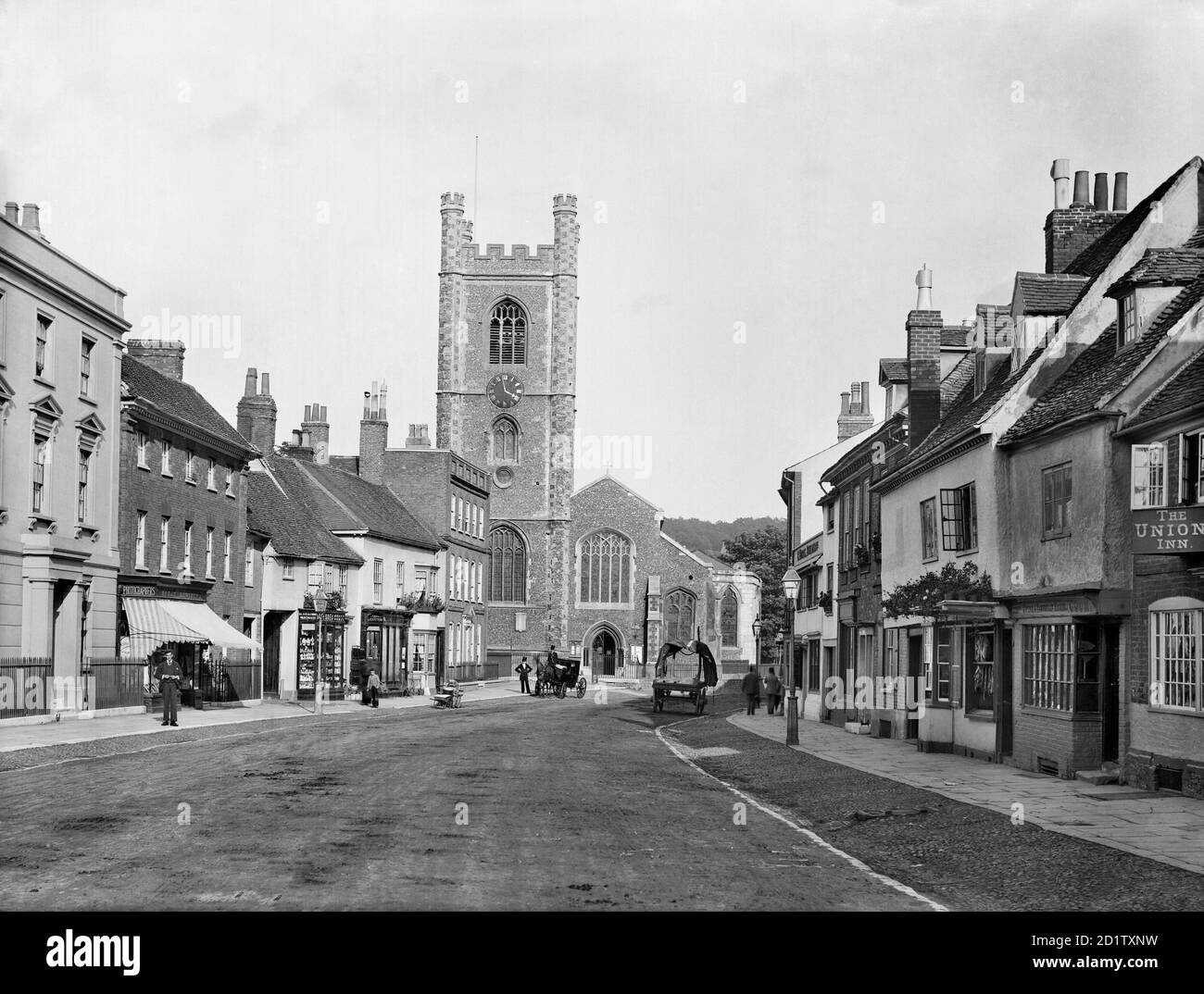 HENLEY-ON-THAMES, OXFORDSHIRE. Blick auf die St. Marys Kirche, Blick auf die Hart Street in Richtung des charakteristischen Feuerstein- und Steinschachtel-gemusterten Kirchturms mit polygonalen Winkelpfeilern aus dem 16. Jahrhundert. Auf der rechten Seite sind einige Fachwerkhäuser mit Dachfenstern. Fotografiert von Henry Taunt im Jahr 1890. Stockfoto