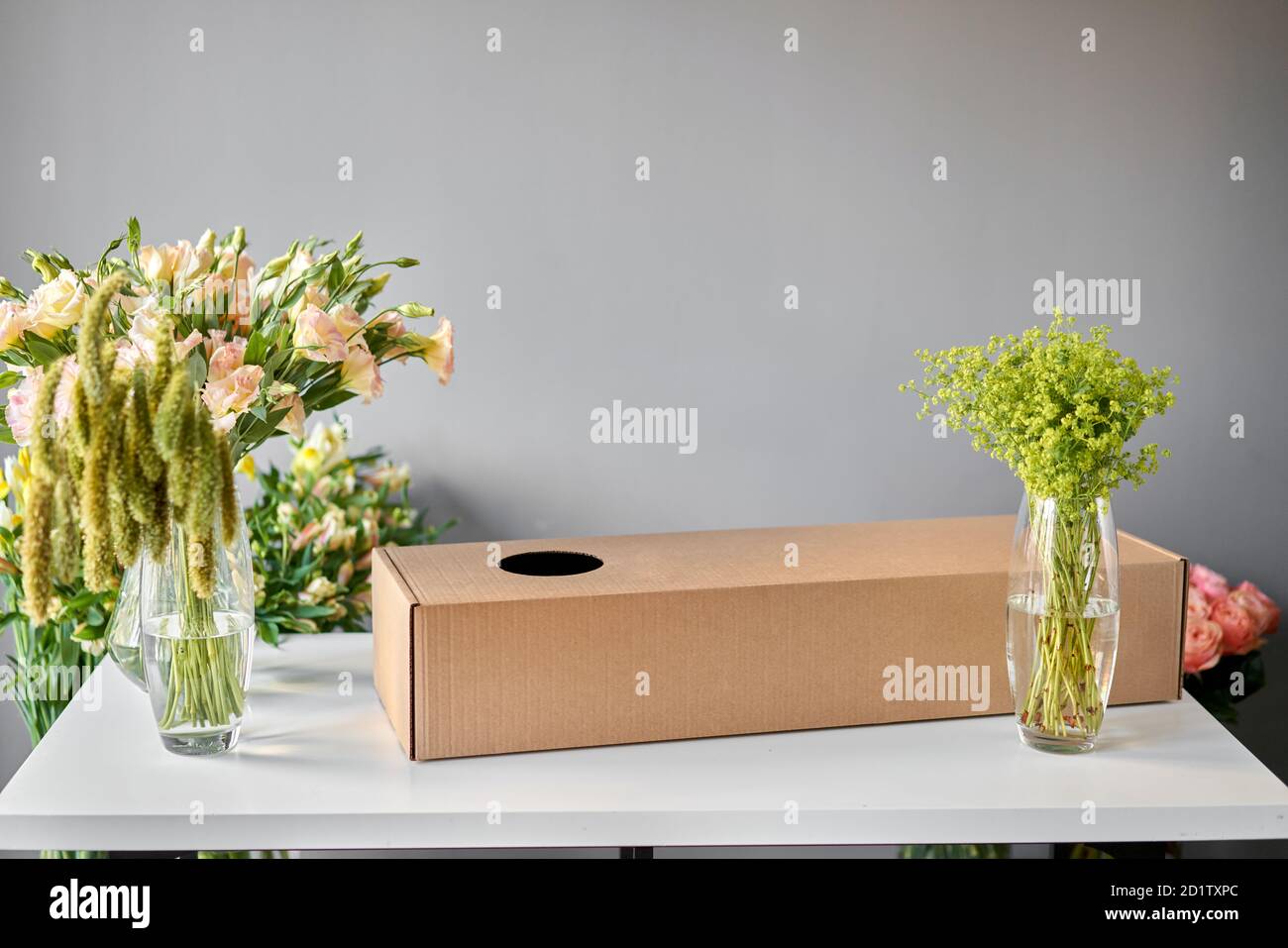 Lieferung Frisch Geschnittene Blume Bouquet 005 Schritt Fur Schritt Installation Von Blumen In Einer Vase Blumenstrauss Fur Zu Hause Eingestellt Frische Schnittblumen Zur Dekoration Stockfotografie Alamy