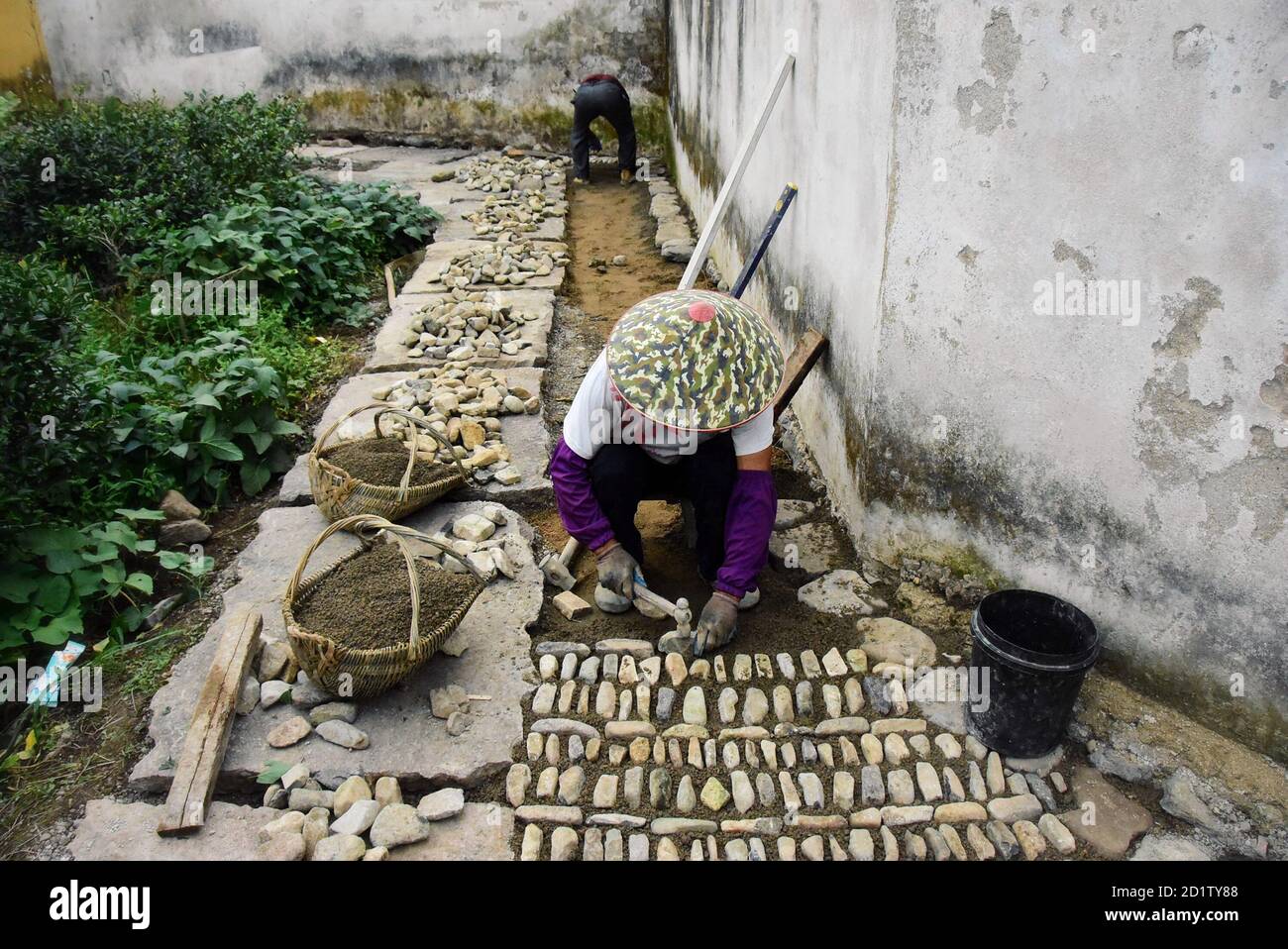 Hangzhou, Chinas Provinz Zhejiang. September 2020. Ein Dorfbewohner ebnet einen Weg mit Steinen im Dorf Gejia im Bezirk Ninghai, ostchinesische Provinz Zhejiang, 17. September 2020. Quelle: Zheng Mengyu/Xinhua/Alamy Live News Stockfoto