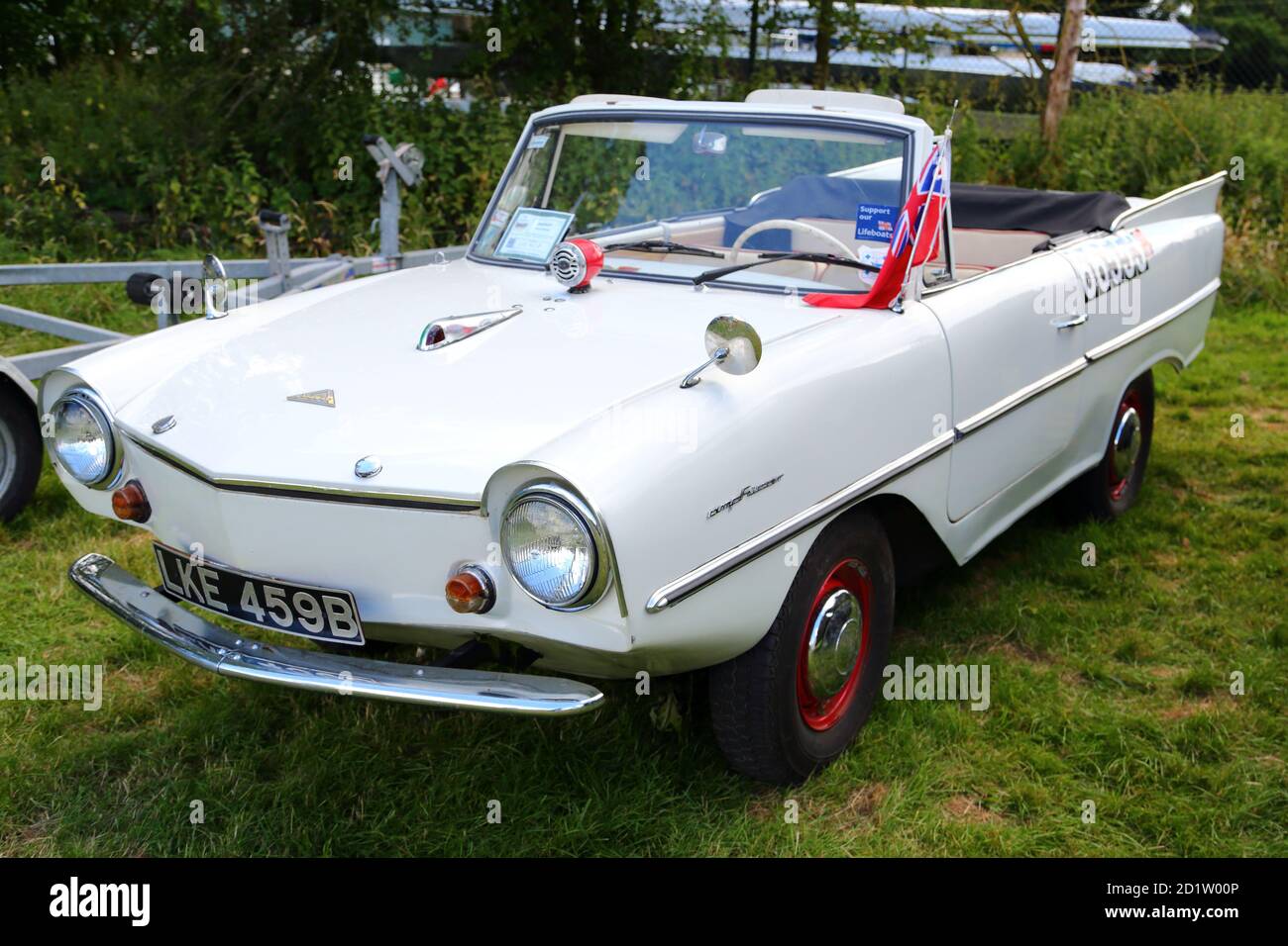 Ein seltener Amphicar beim traditionellen Boat Festival in Henley-on-Thames, Oxfordshire, Großbritannien Stockfoto