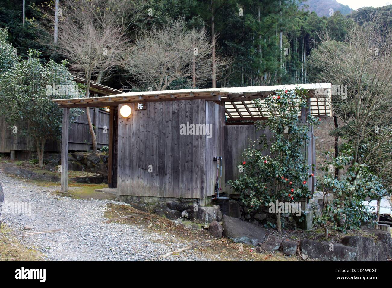 Private Thermalquelle oder Onsen im Gotouen traditionellen japanischen Spa in Beppu. Aufgenommen im Dezember 2019. Stockfoto