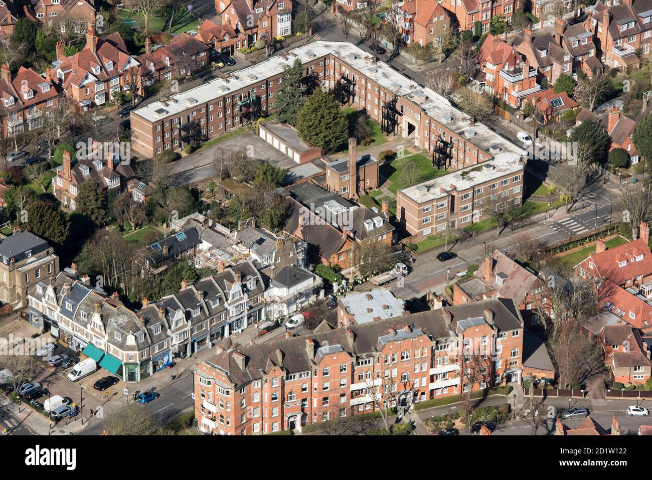 St. Catherine's Court, ein Wohnblock aus den 1930er Jahren, der das Haus des Schöpfers des Vororts Bedford Park Garden ersetzte - Jonathan Thomas Carr, London, 2018, Großbritannien. Luftaufnahme. Stockfoto