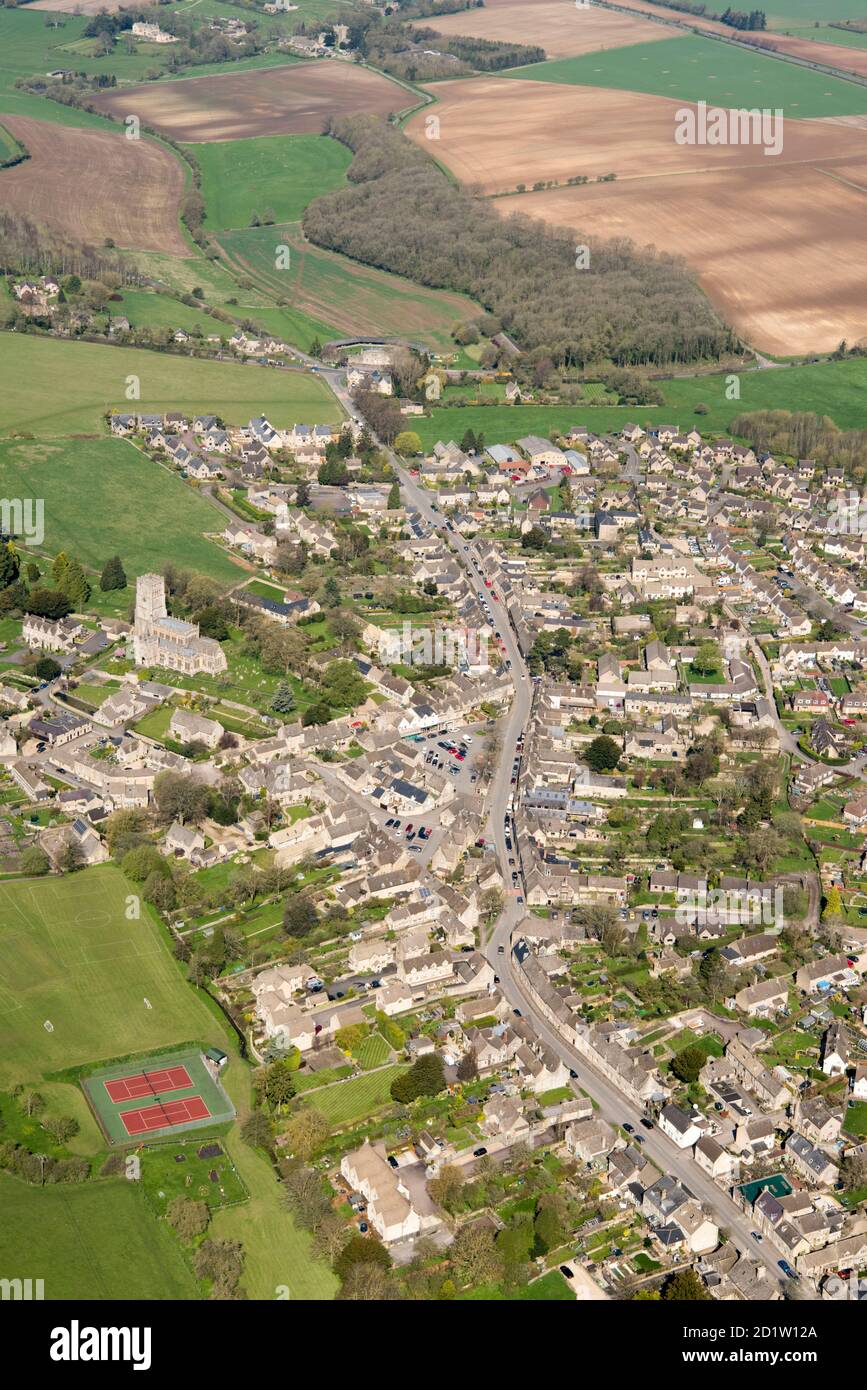 Northleach Market Town und die anglikanische Pfarrkirche St. Peter und St. Paul, Northleach, Gloucestershire, 2018, Großbritannien. Luftaufnahme. Stockfoto