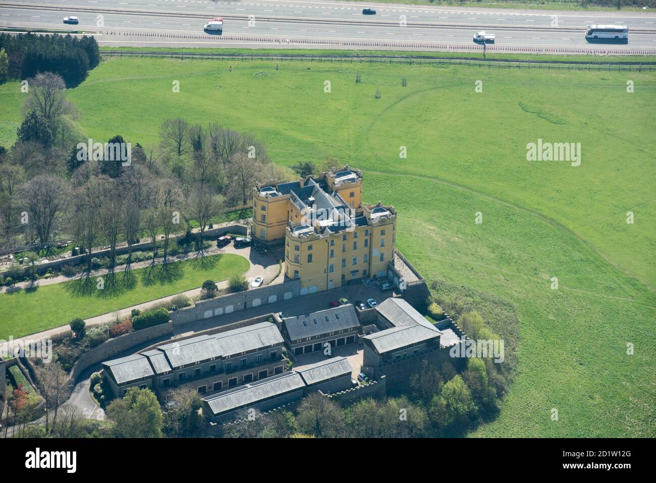 Ehemaliges Dower House im Stoke Park, dann von 1909 bis 1988 zu einem Learning Disability Hospital, 2004 in Wohnungen umgewandelt, Bristol, 2018, Großbritannien. Luftaufnahme. Stockfoto