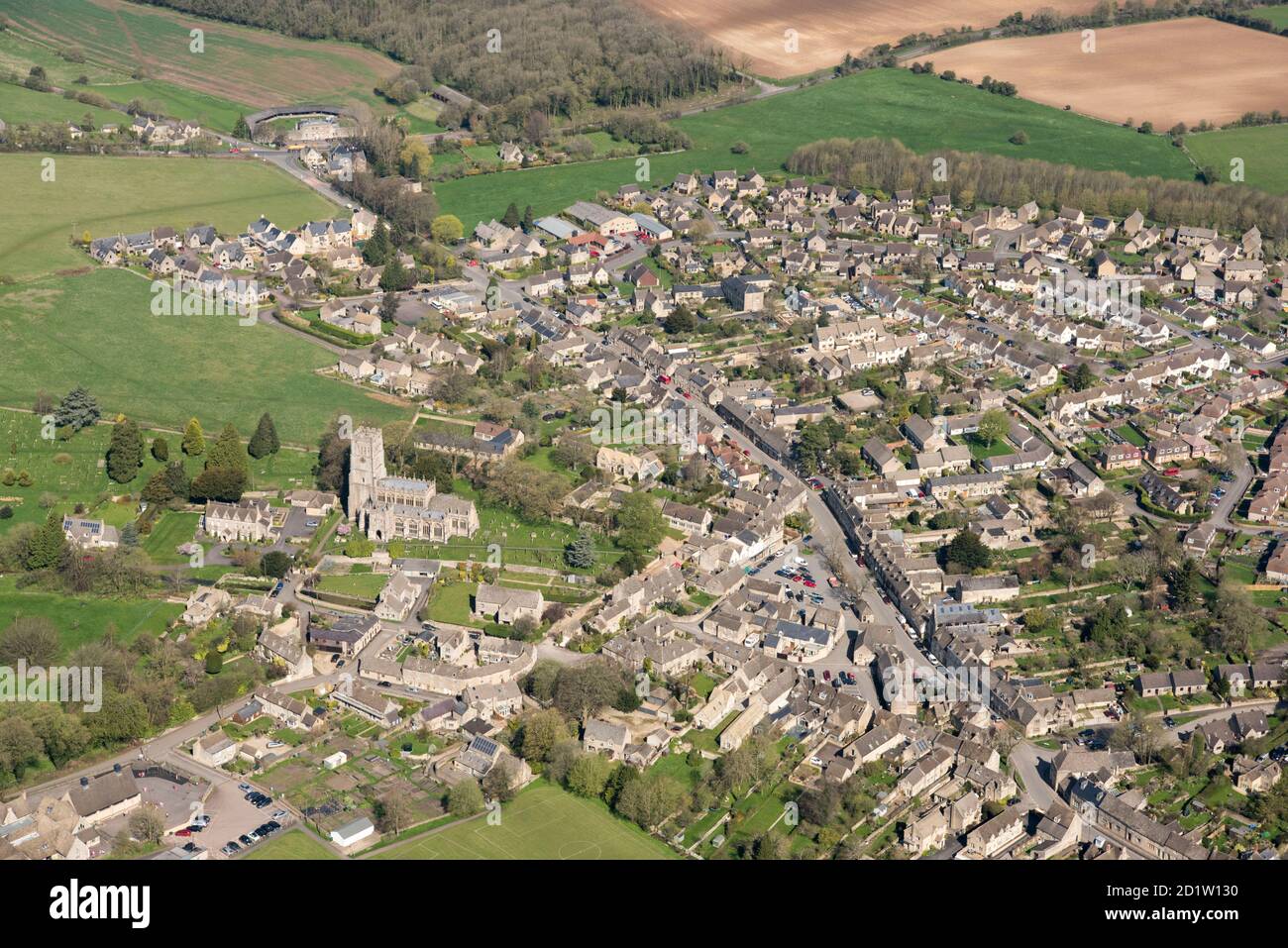 Northleach Market Town und die anglikanische Pfarrkirche St. Peter und St. Paul, Northleach, Gloucestershire, 2018, Großbritannien. Luftaufnahme. Stockfoto