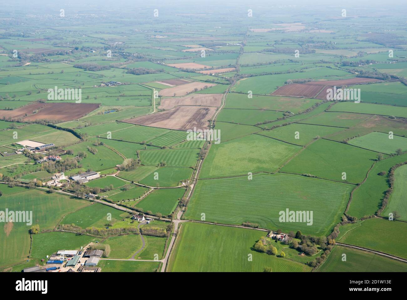 Die Fosse Way Roman Road mit Blick nach Nordosten in Richtung Malmesbury, Wiltshire, 2018, Großbritannien. Luftaufnahme. Stockfoto