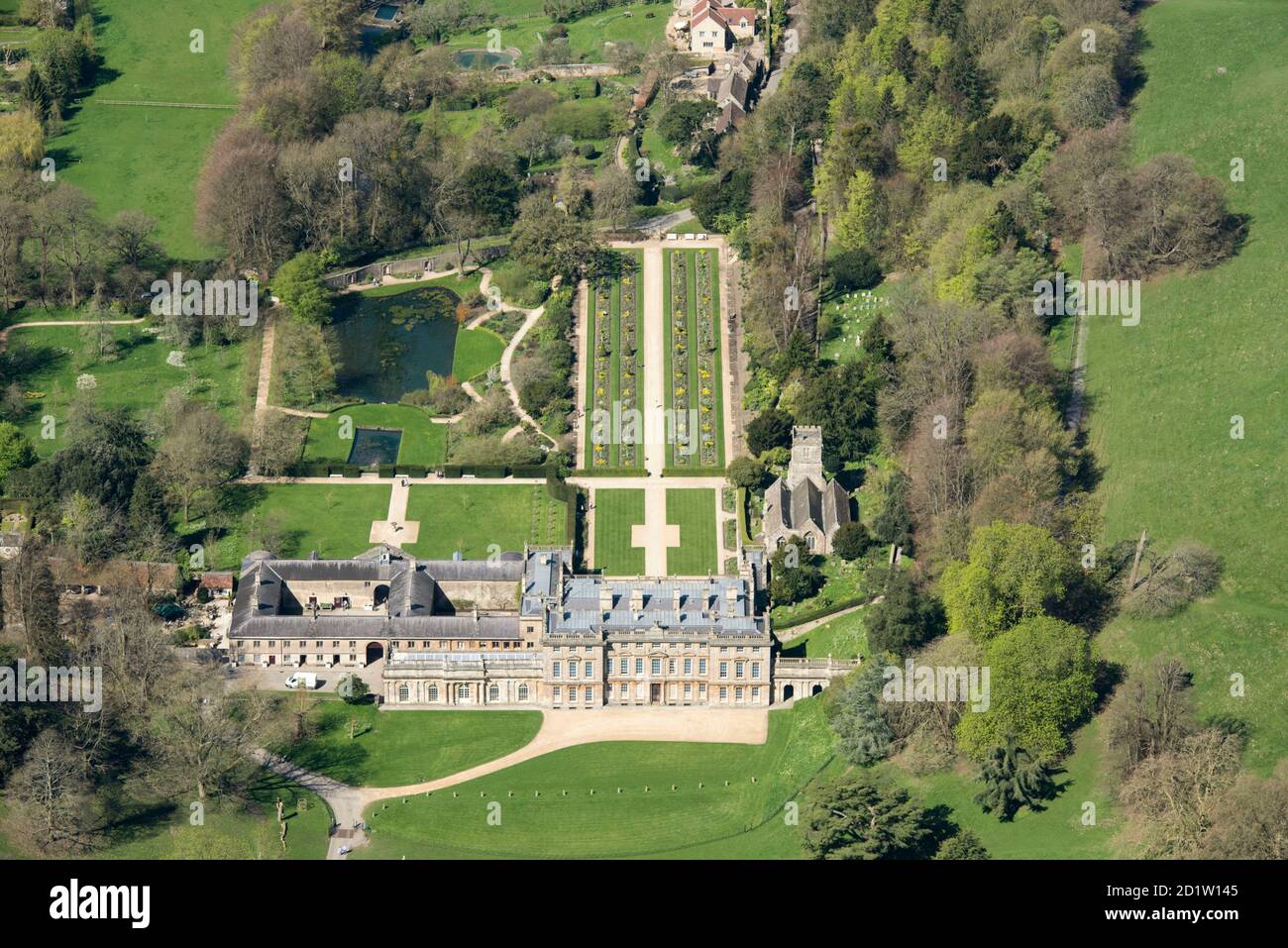 Dyrham Park, Landhaus, formeller Garten, St. Peters Parish Church, Dyrham, South Gloucestershire, 2018, Großbritannien. Luftaufnahme. Stockfoto