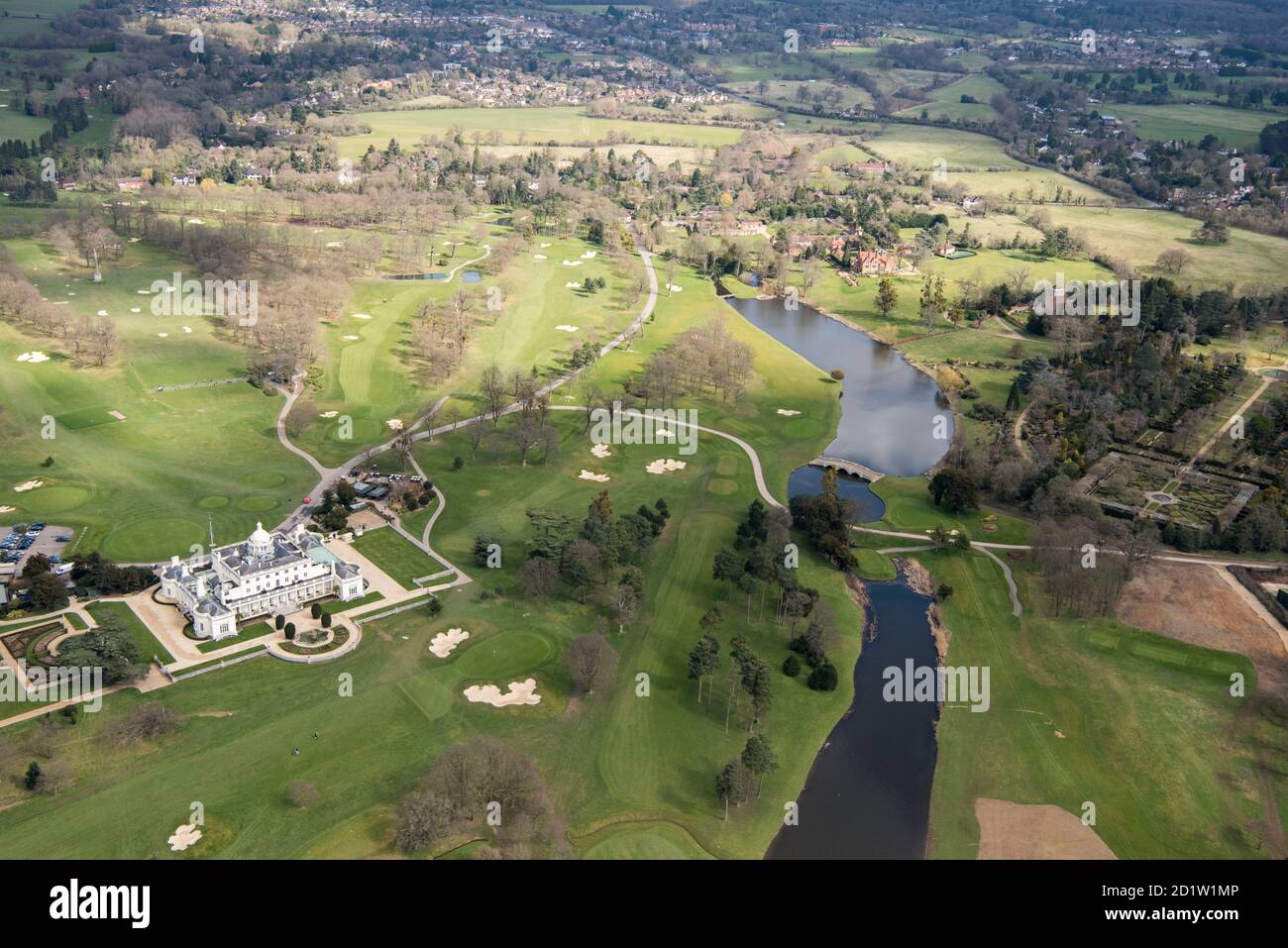 Stoke Park House und Landschaftspark sind jetzt in einen Golfplatz integriert, der Teil eines Luxushotels, Spa und Country Club ist, Stoke Park, Buckinghamshire, Großbritannien. Luftaufnahme. Stockfoto