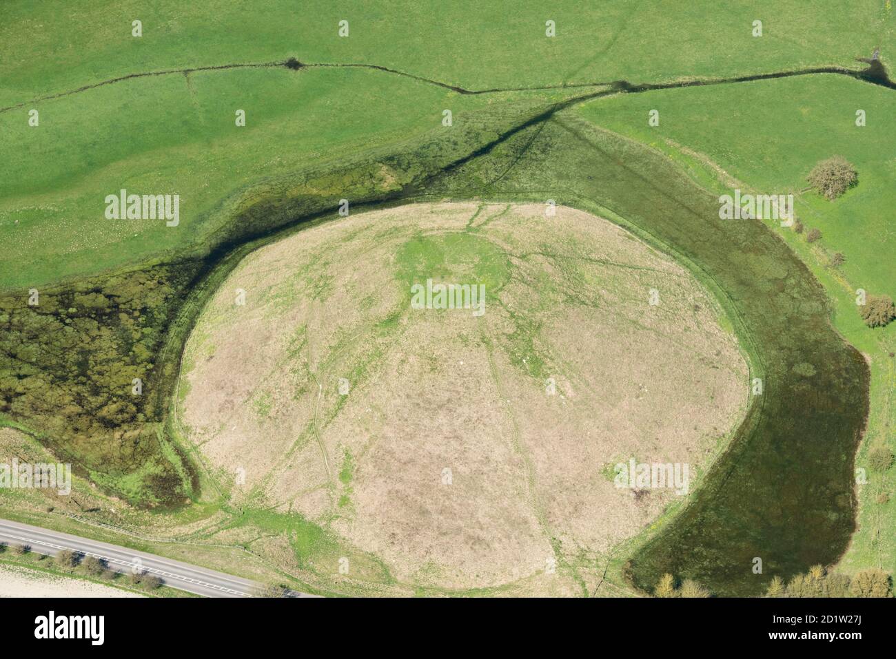 Silbury Hill, ein großer spätneolithischer monumentaler Hügel, in der Nähe von Avebury, Wiltshire, Großbritannien. Luftaufnahme. Stockfoto