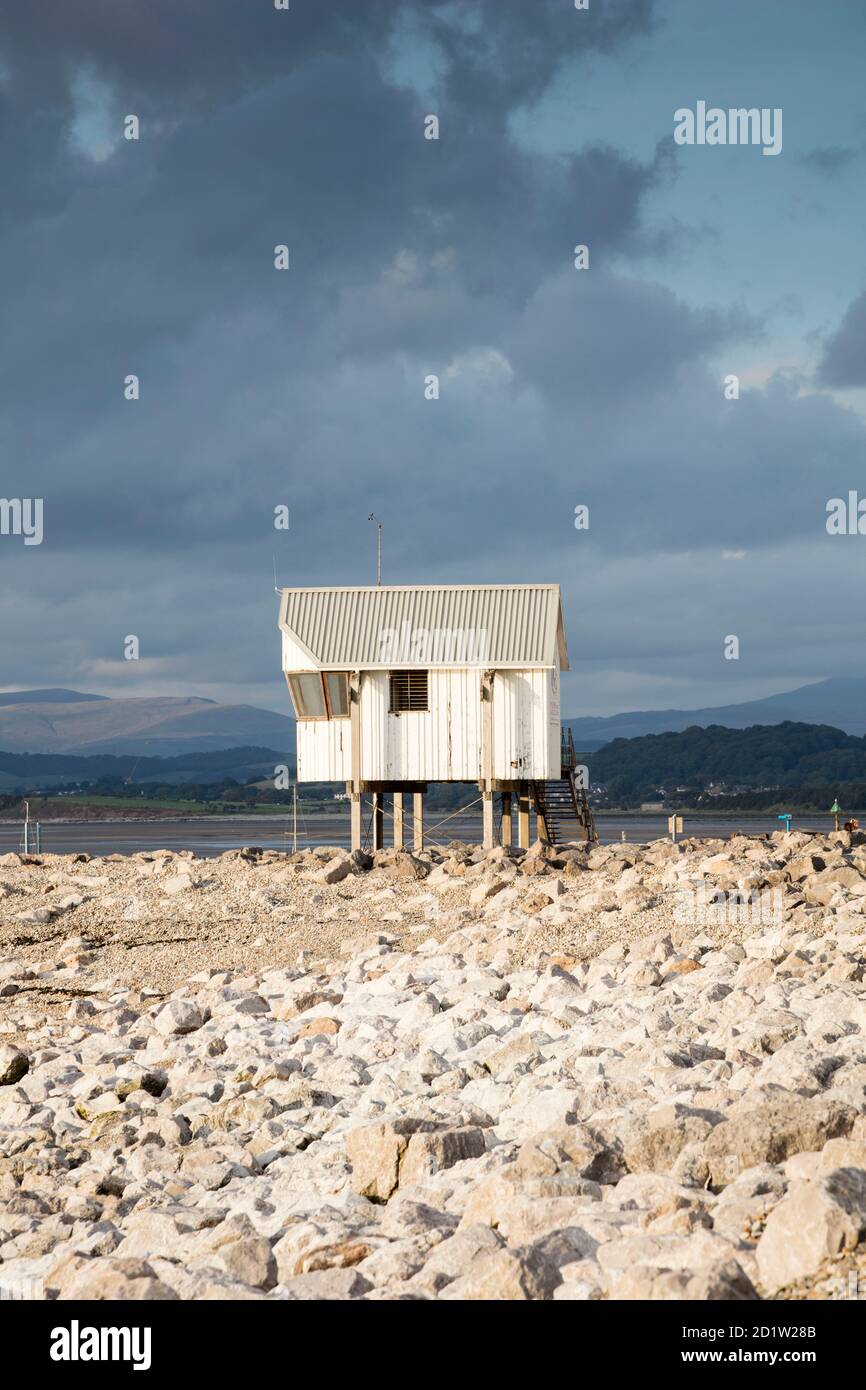 Allgemeiner Blick nach Osten entlang des felsigen Strandes in Richtung Wachturm, Morecambe Bay, Lancashire, Großbritannien. Stockfoto