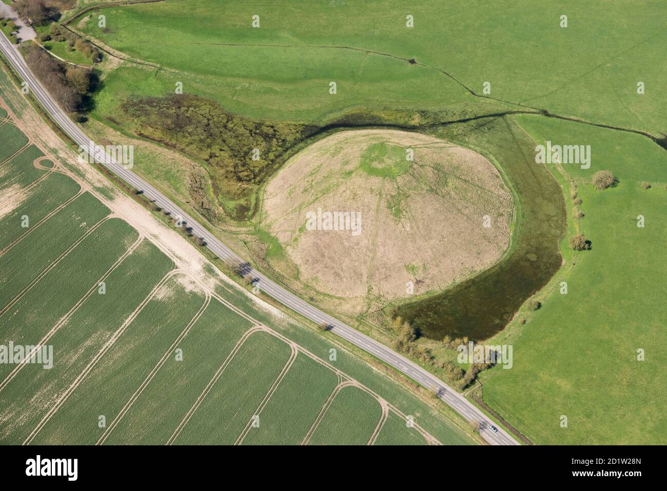 Silbury Hill, ein großer spätneolithischer monumentaler Hügel, in der Nähe von Avebury, Wiltshire, Großbritannien. Luftaufnahme. Stockfoto