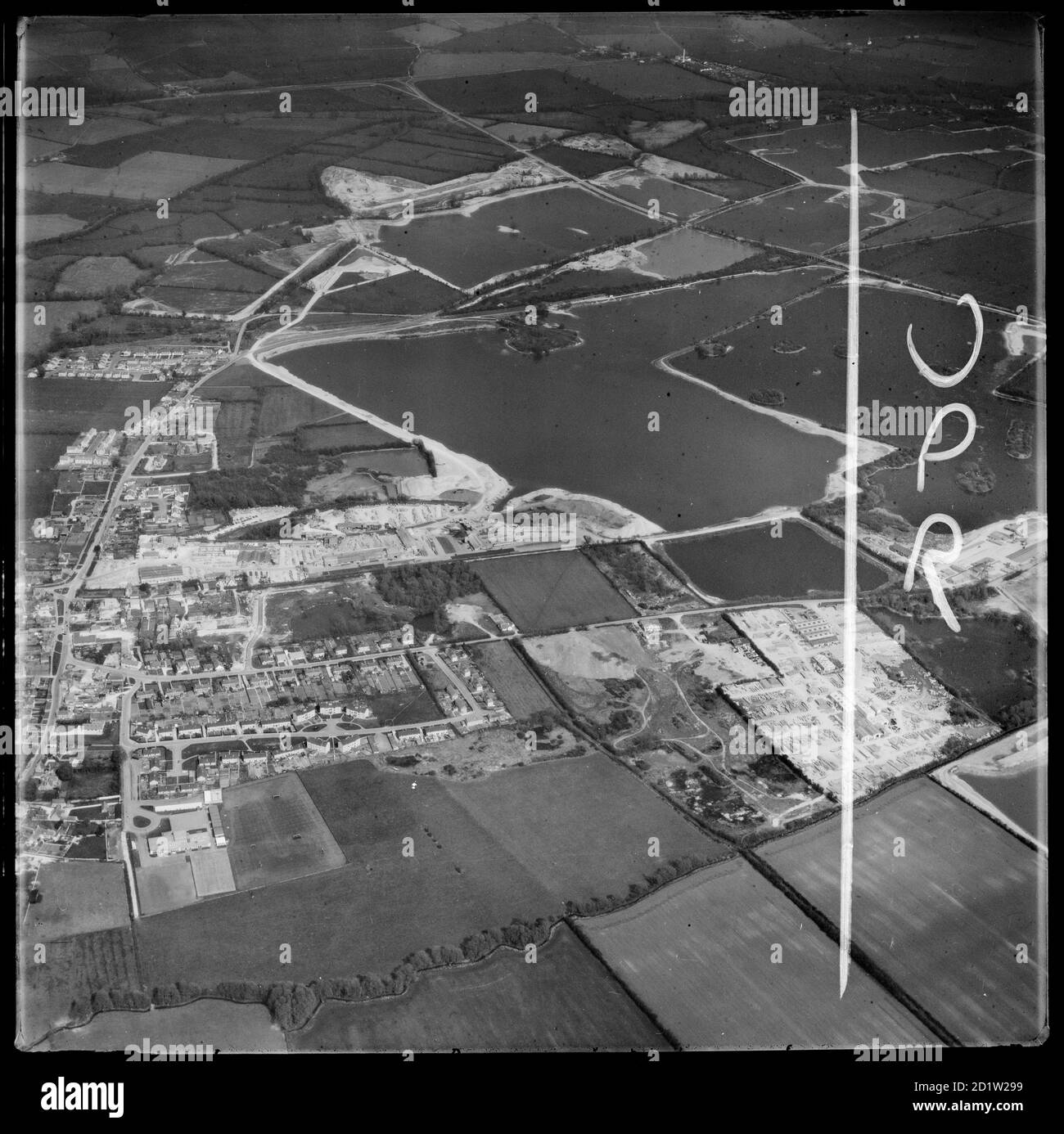 Luftaufnahme der Kiesförderung und neuer wassergefüllter Kiesgruben, South Cerney, Cotswold, Gloucestershire, UK, 1973. Stockfoto