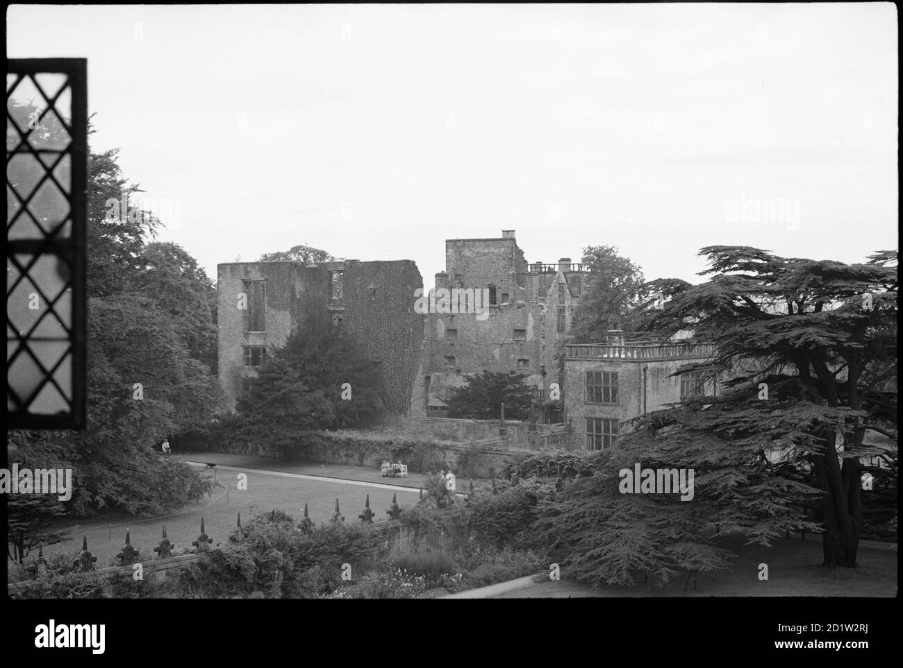 Außenansicht der Ruinen von Hardwick Old Hall, von einem Fenster in der Westfront von Hardwick Hall aus gesehen, das die Oberseite des Westgartens zeigt, über die Gartenmauer zu den Ruinen im Südwesten, Chesterfield, Derbyshire, UK. Stockfoto