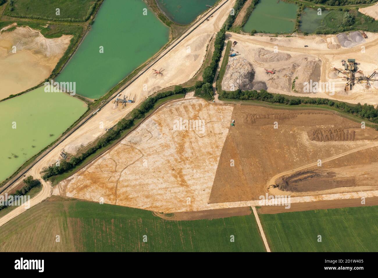 Soilmarks eines möglichen prähistorischen oder römischen Gehöfts, die durch Mineralgewinnung entdeckt wurden, in der Nähe von Witney, Oxfordshire, 2015. Luftaufnahme. Stockfoto