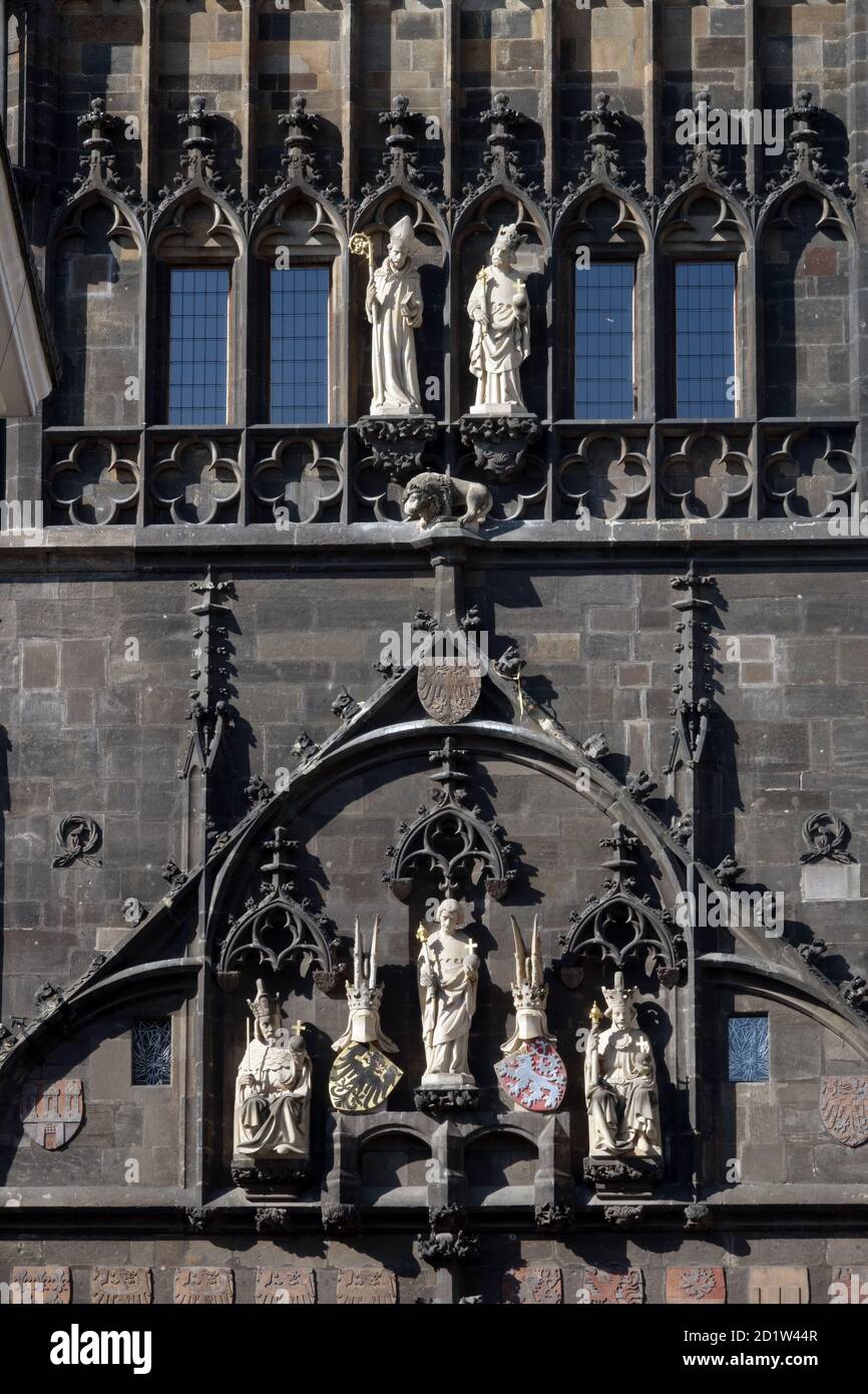 Prager gotische Figuren auf Prager Altstädter Brückenturm Stockfoto