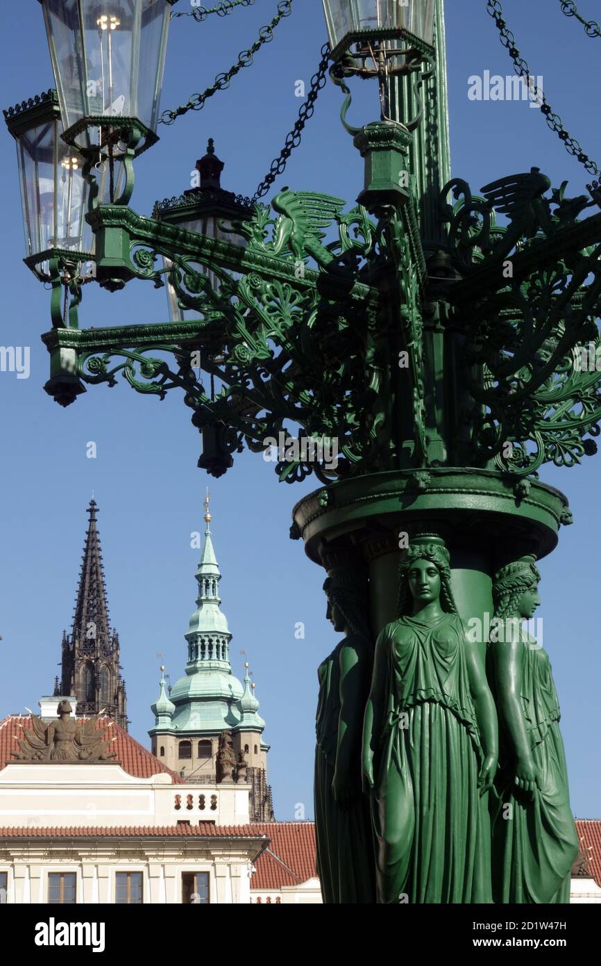 Prager Lampe auf dem Platz der Prager Burg Gaslight Grüner gusseiserner Lampenpfahl aus dem Jahr 1868 mit weiblichen Figuren Stockfoto