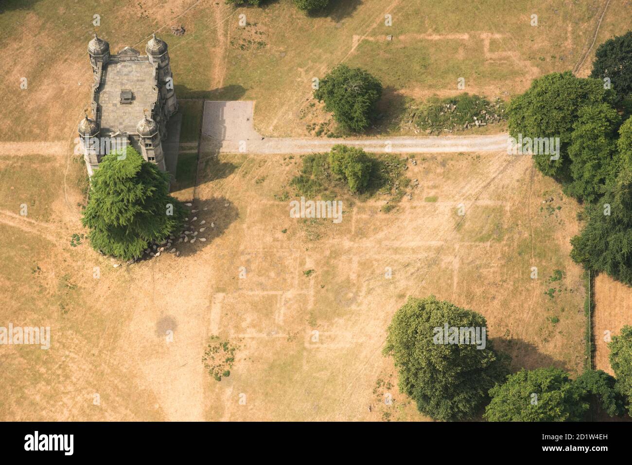 Beschnittmarken enthüllt die vergrabenen Fundamente von Tixall Hall, Staffordshire, 2018. Luftaufnahme. Stockfoto