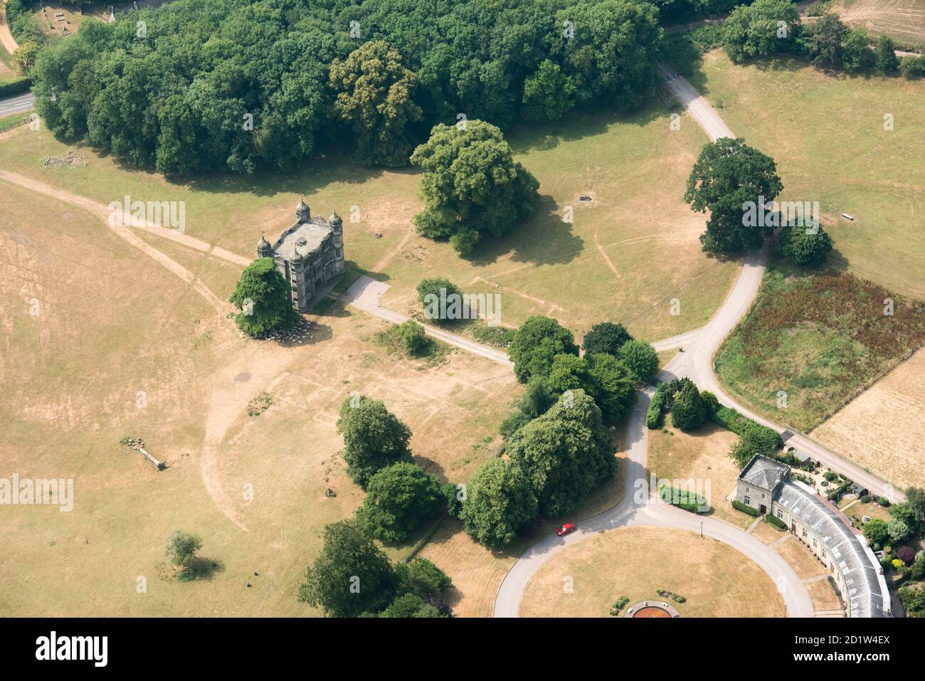 Beschnittmarken enthüllt die vergrabenen Fundamente von Tixall Hall, Staffordshire, 2018. Luftaufnahme. Stockfoto