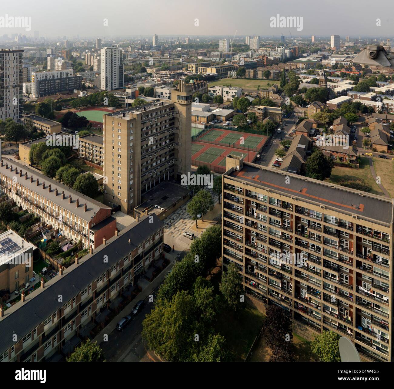 High-Angle-Ansicht der Gehäuse Tower Blocks in London, Großbritannien. Stockfoto