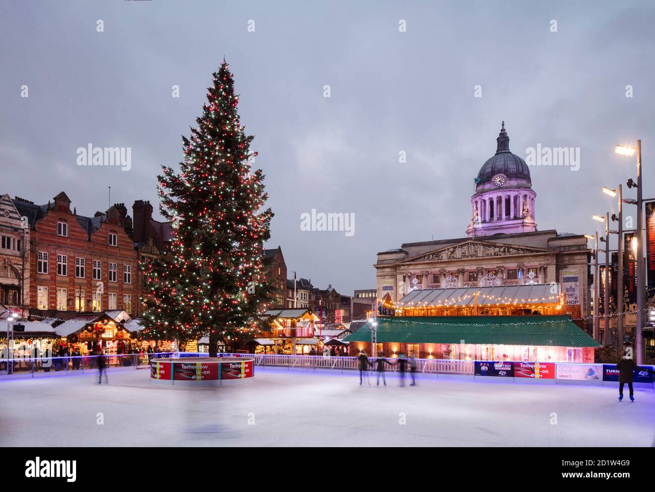 Allgemeiner Blick auf den Old Market Square von Süd-West während einer "Winter Wonderland" Veranstaltung, mit einem beleuchteten Weihnachtsbaum auf einer temporären Eisbahn im Vordergrund, und das Council House dahinter, Nottingham, Großbritannien. Stockfoto