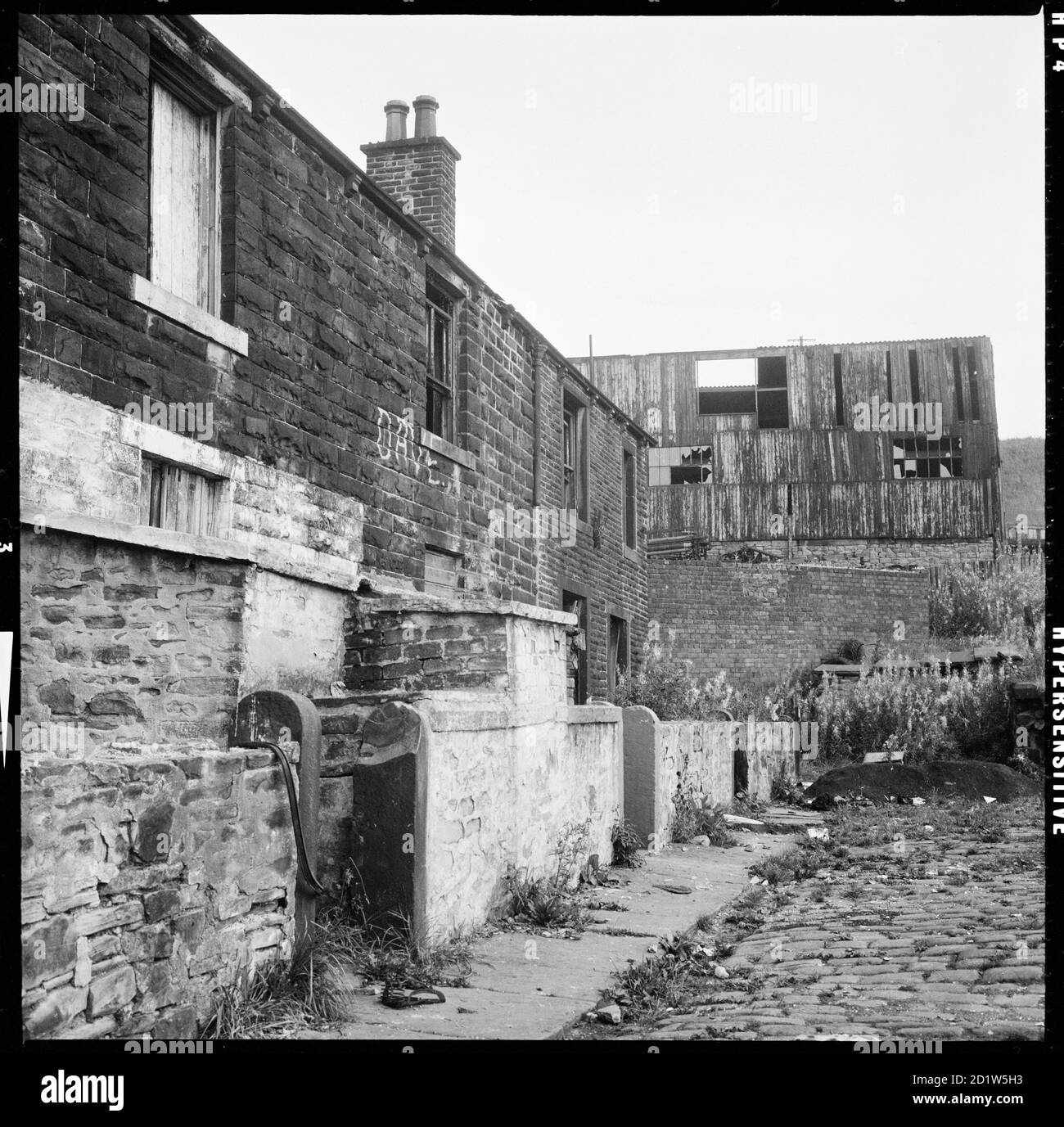 Eine Reihe von verwahrlosten Häusern, wahrscheinlich auf der Nordseite der Ormerod Street, Colne, Pendle, Lancashire, UK. Stockfoto
