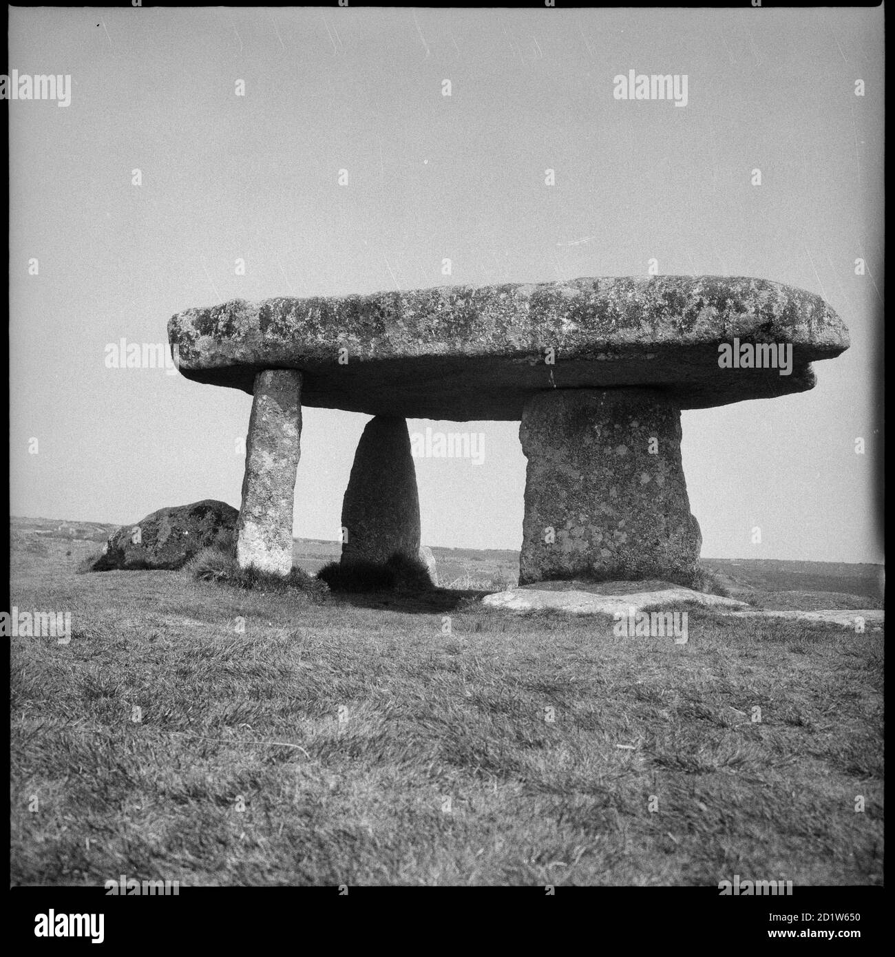 Lanyon Quoit, ein neolithischer Dolmen, aus dem Westen gesehen, Madron, Cornwall, Großbritannien. Stockfoto