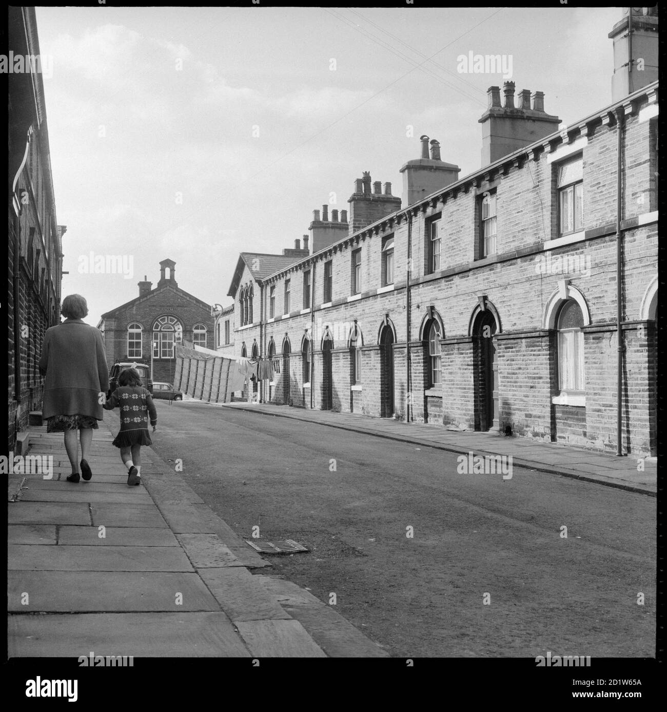 Blick nach Westen entlang der Shirley Street mit der Saltaire Primary School auf der Albert Road im Hintergrund, Saltaire, Shipley, Bradford, West Yorkshire, Großbritannien. Stockfoto