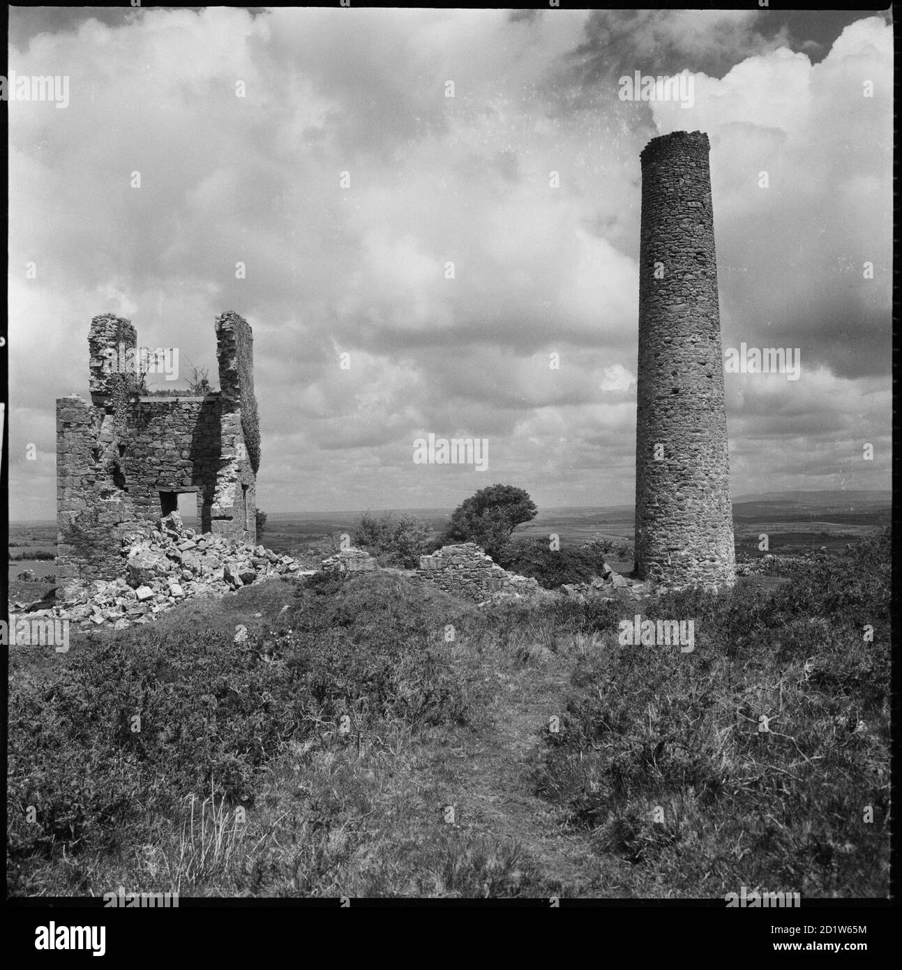Das Maschinenhaus im Nordosten und der freistehende Kamin bei der Mine Wheal Jenkin, Caradon Hill, Minions, Linkinhorne, Cornwall, Großbritannien. Stockfoto