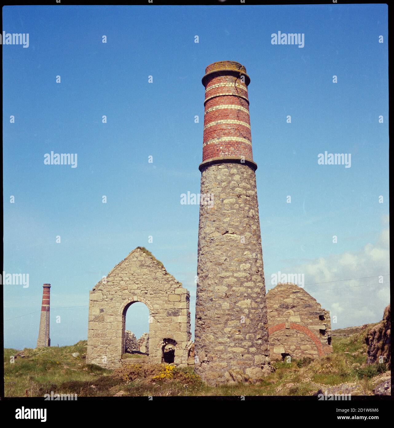 Schornstein und Maschinenhaus bleibt in Levant Mine, Levant Road, Trewellard, St. Just, Cornwall, Großbritannien. Stockfoto