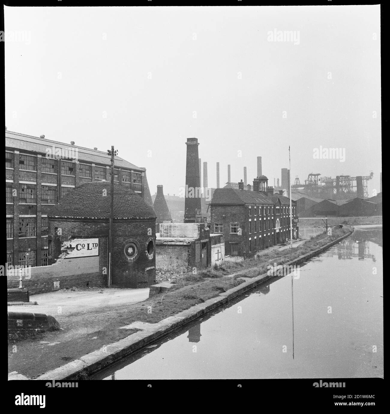 Josiah Wedgwoods Etruria Keramikarbeiten während des Abrisses, von der Etruria Brücke über den Trent und Mersey Kanal, Etruria Road, Etruria, Stoke-on-Trent, Staffordshire, Großbritannien. Stockfoto