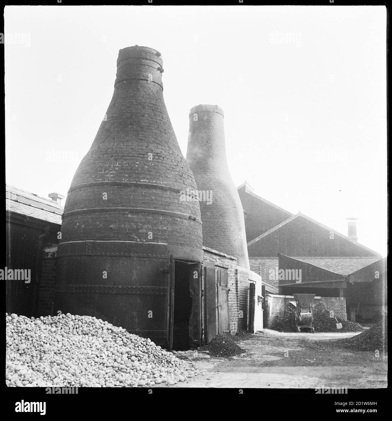 Die Flaschenöfen in Joiner's Square Mill, neben dem Caldon Canal, von Westen betrachtet, Joiner's Square Mill, Fenton Road, Joiner's Square, Hanley, Stoke-on-Trent, Staffordshire, Großbritannien. Stockfoto