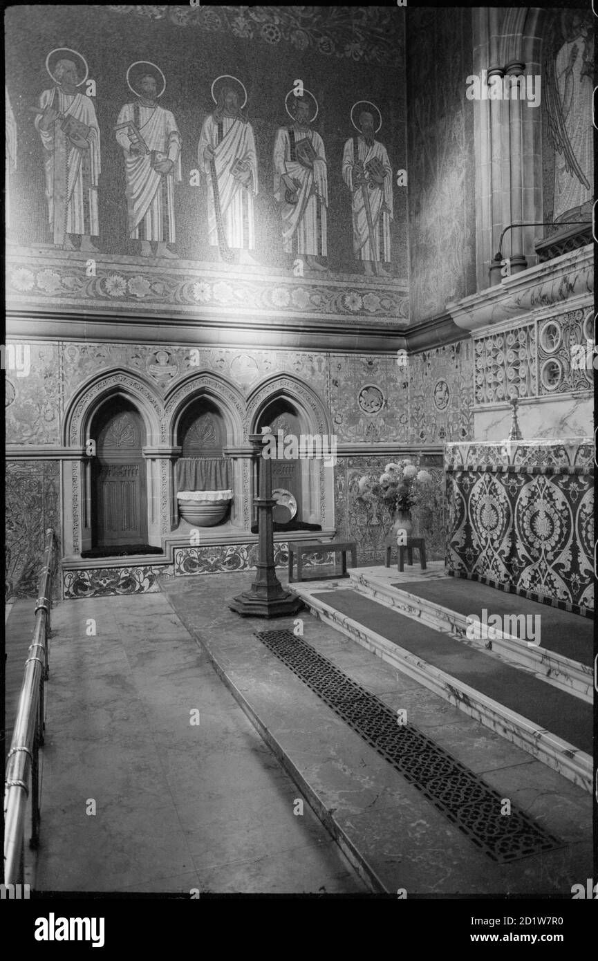 Innenansicht des Chancel, St Georges Church, St Georges Close, Jesmond, Newcastle-upon-Tyne, Großbritannien. Stockfoto