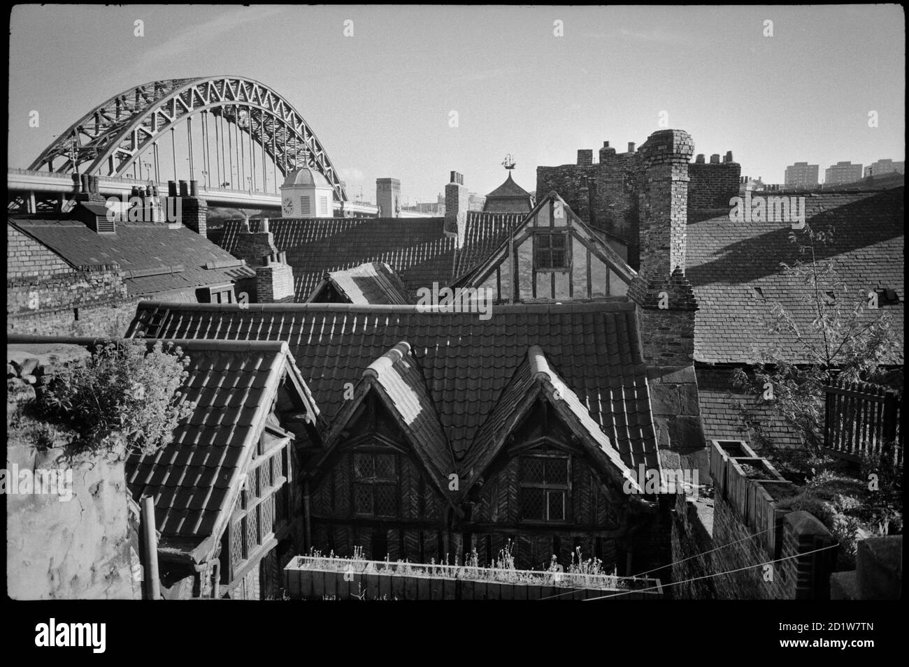 Außenansicht von Bessie Surtees House, 44 Sandhill, und der New Tyne Bridge im Hintergrund, Newcastle-upon-Tyne, Großbritannien. Stockfoto