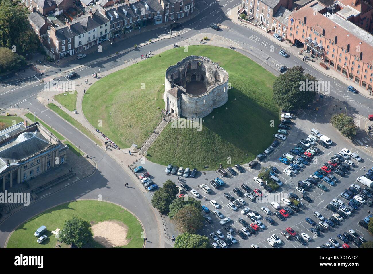 York Castle und Cliffords Tower, York. Luftaufnahme. Stockfoto