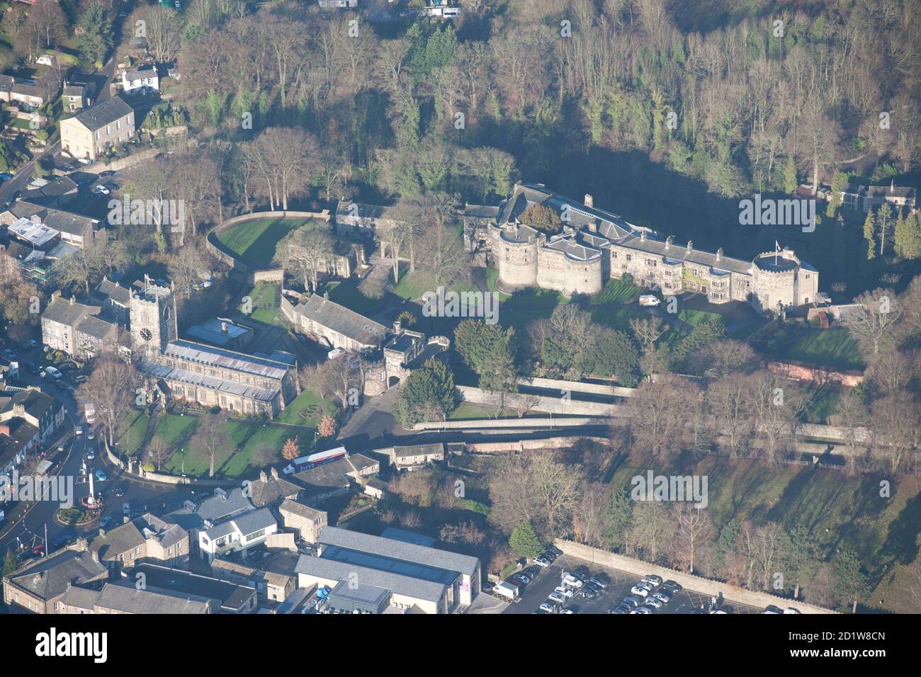 Skipton Castle und Holy Trinity Church, Skipton, North Yorkshire. Luftaufnahme. Stockfoto