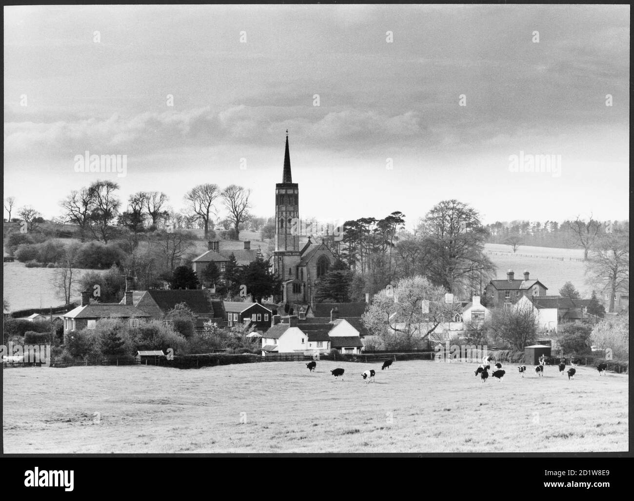 Blick nach Westen auf das Dorf Newborough und die Allerheiligen-Kirche. Stockfoto