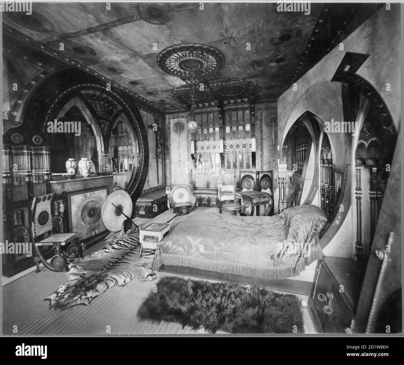 Ein Schlafzimmer im Surrey House, entworfen von Carlo Bugatti für Lord Battersea. Stockfoto