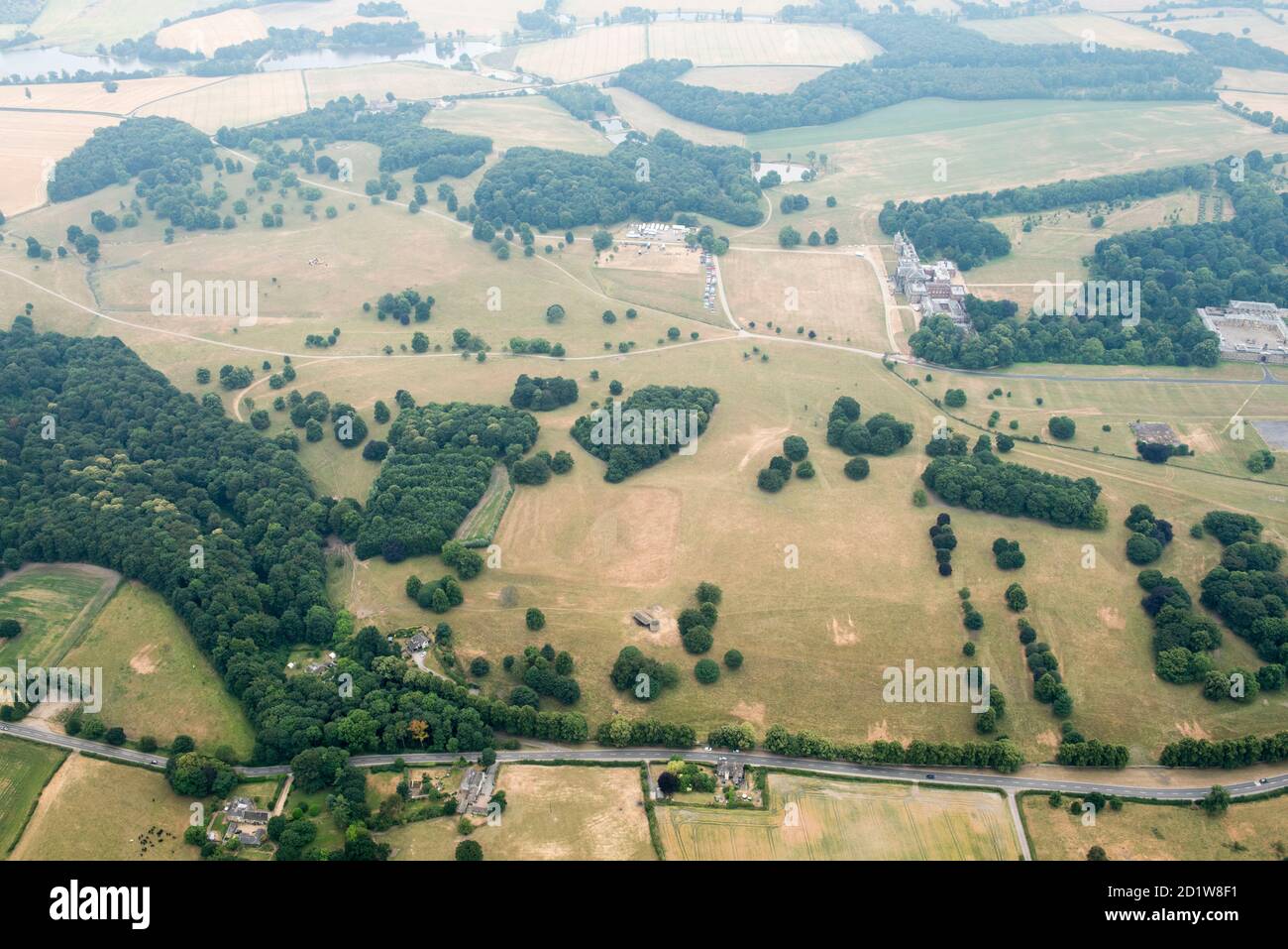 Landschaftspark bei Wentworth Woodhouse, beeinflusst von Humphry Repton im Jahr 1790, Sommer 2018 Dürre zeigt einige Parching, Wentworth, South Yorkshire. Luftaufnahme. Stockfoto