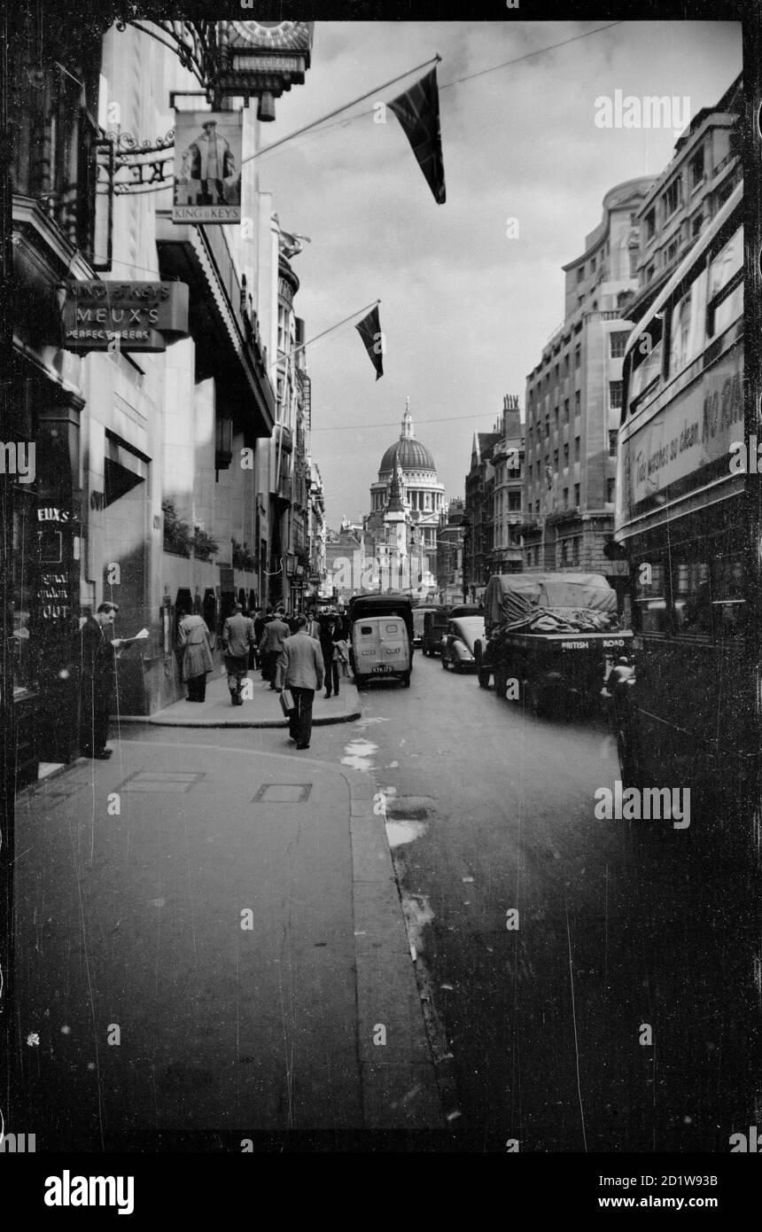 Straßenansicht der Fleet Street, Blick nach Osten durch Ludgate Hill in Richtung St. Paul's Cathedral im Hintergrund. Stockfoto